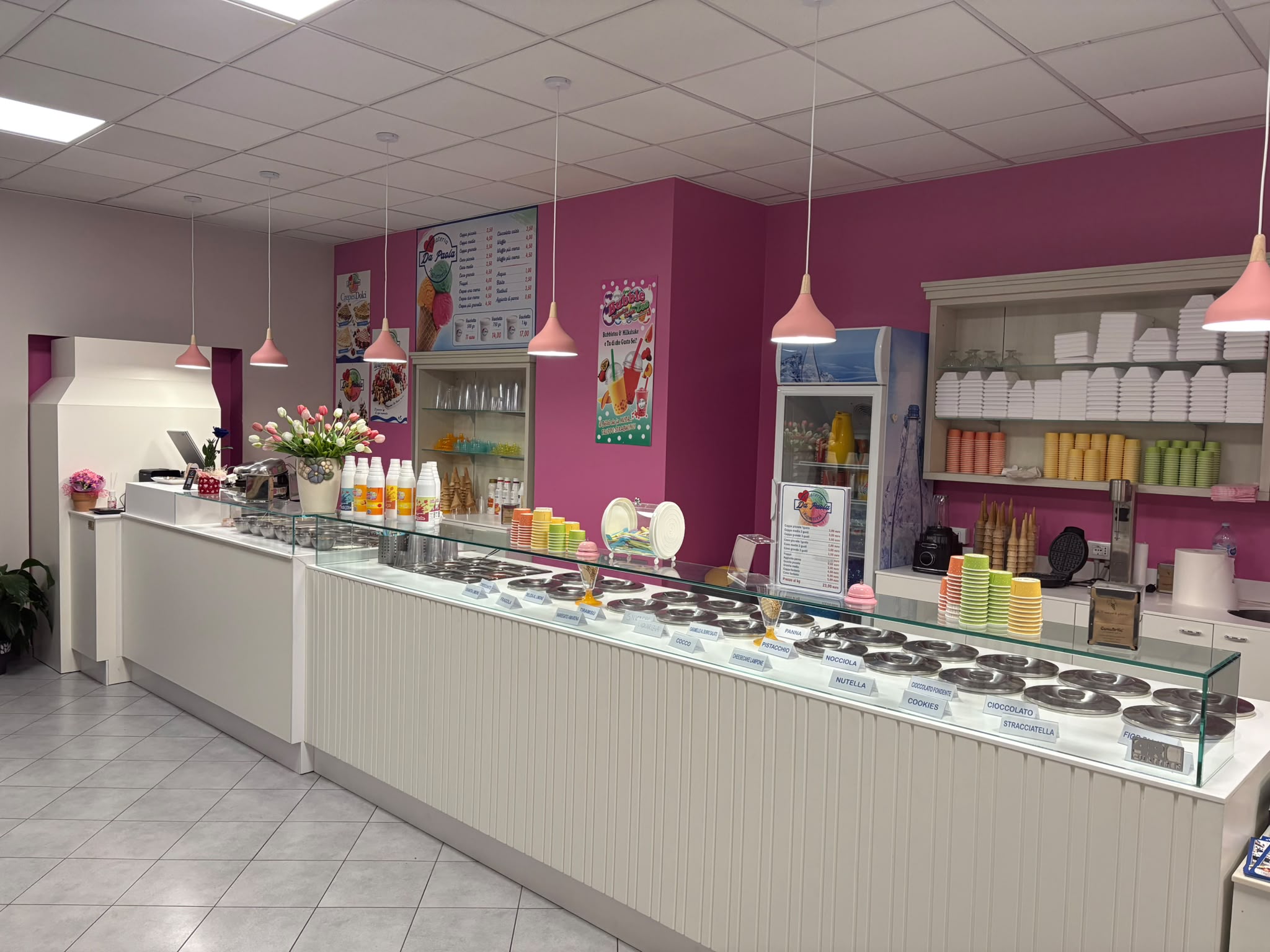 Il banco e la vetrina dei gusti della gelateria