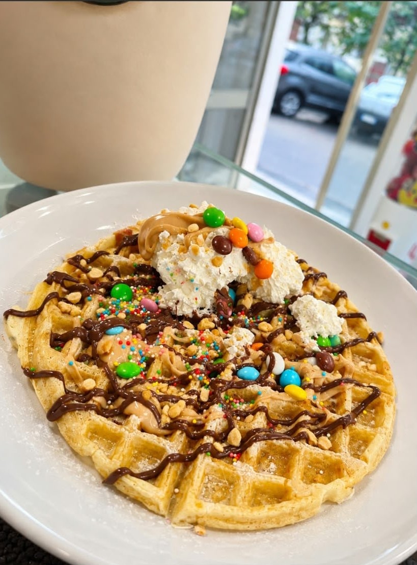 Crepe calda con crema al cioccolato, granella e zucchero a velo