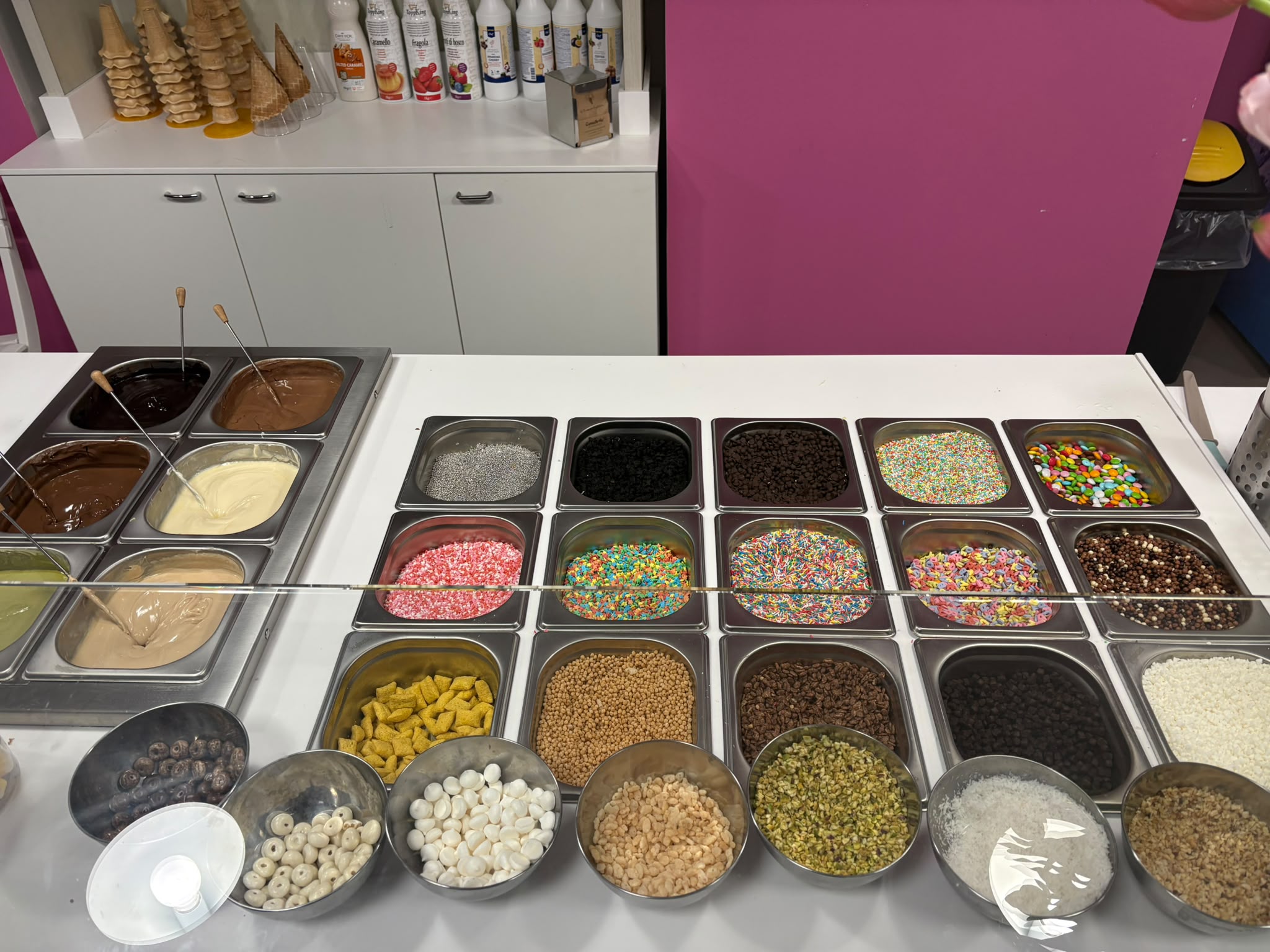 Il banco con creme spalmabili, granelle e guarnizioni
